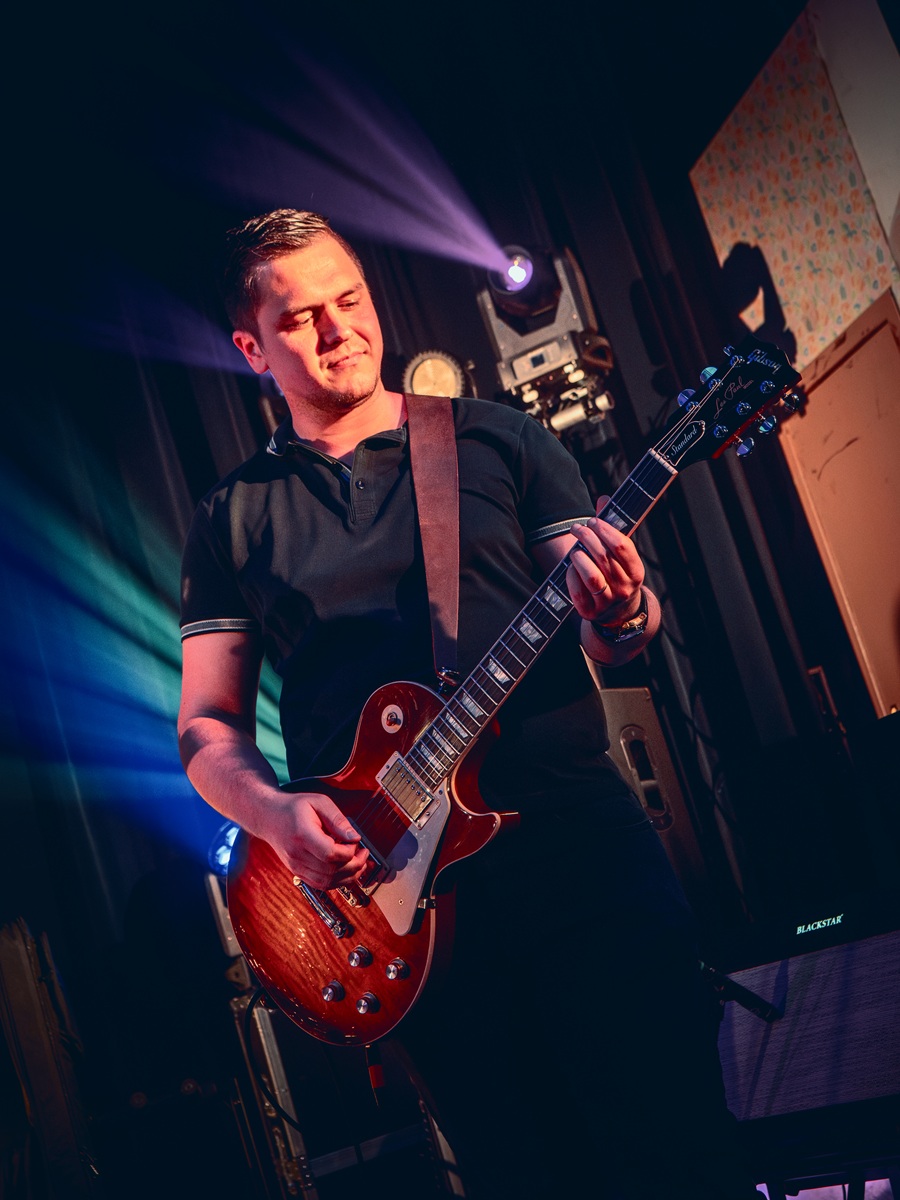 Matthew laat de gitaar knallen