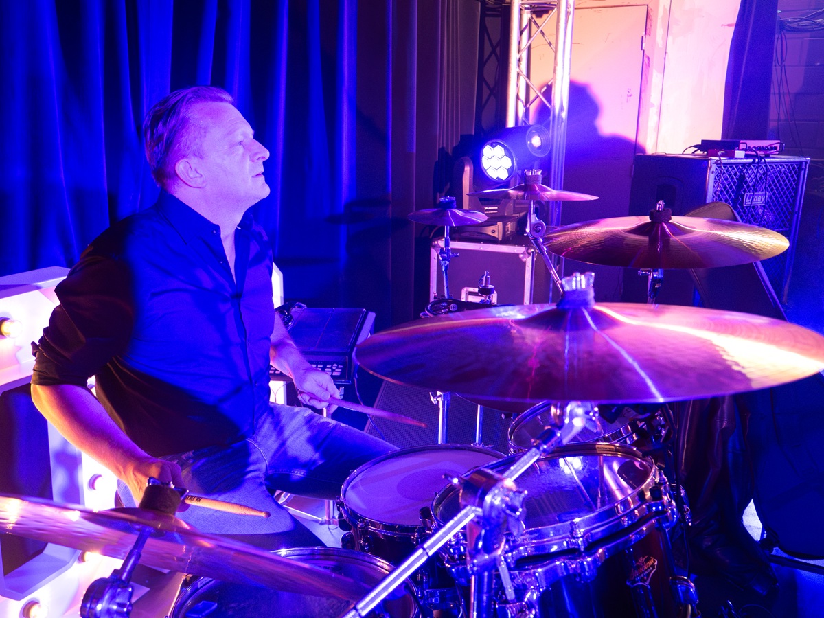 Philippe gaat los op de drums